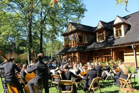KONCERT: muzyka z tańcami w ogrodzie przed Atmą