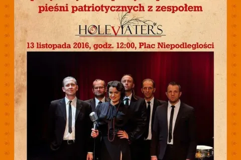 Wspólne śpiewanie pieśni patriotycznych z zespołem Holeviaters