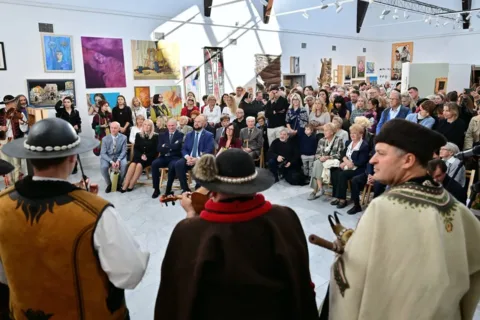 Tłumy w Miejskiej Galerii Sztuki! Absolwenci Kenara zaprezentowali swoje prace
