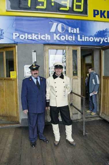 Konduktorzy w starych strojach