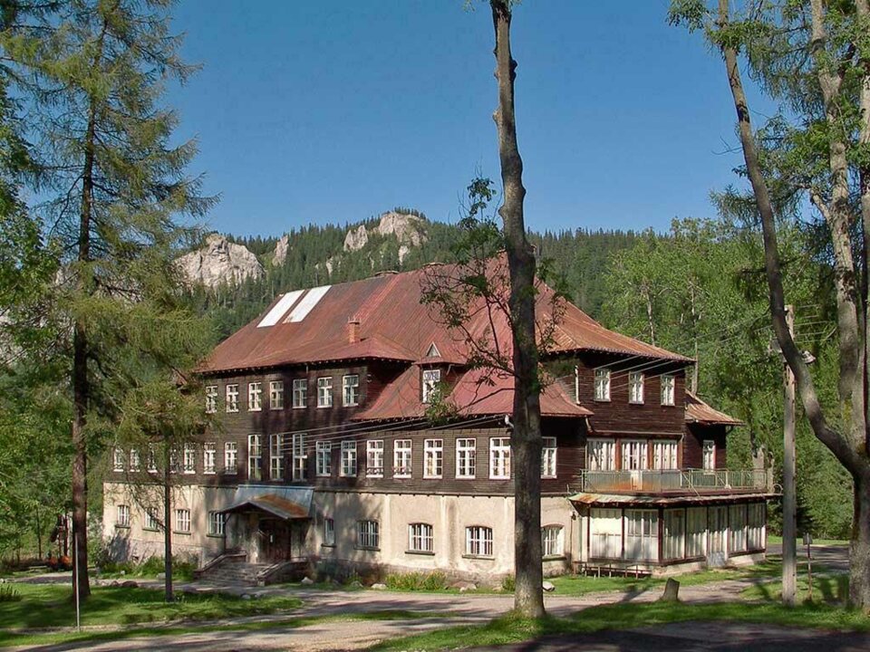 Budynek dawnej Szkoły Domowej Pracy Kobiet w Kuźnicach (2005 r.)