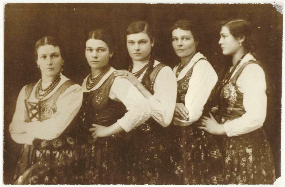 Siostry Rojówny - od lewej Marysia, Hanka, Antośka, Broncia, Helena (fot. arch. Muzeum Tatrzańskiego).