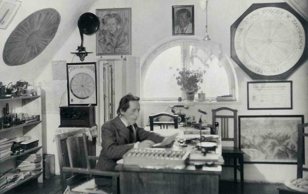 Józef Fedorowicz "Pimek" w swojej pracowni na poddaszu Muzeum Tatrzańskiego w 1931 r. (fot. arch. Muzeum Tatrzańskiego)