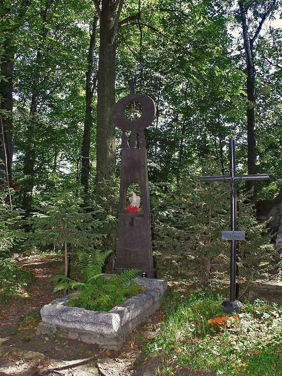 Grób Józefa Fedorowicza na Starym Cmentarzu w Zakopanem. Drewniany pomnik wykonali uczniowie z zakopiańskiej Szkoły Kenara pod kierunkiem Władysława Hasiora.