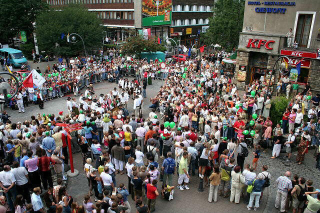 Korowód w centrum miasta