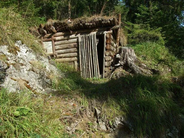 partizanske bunkre Ilanovska dolina nad Ciernym kamenom