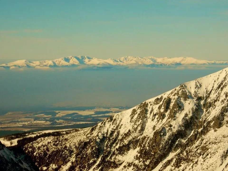 Dumbierske Nizke Tatry ponad Patriu Vysoke Tatry
