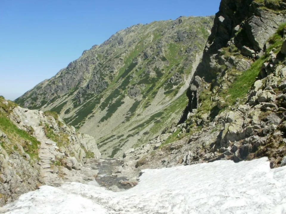 Żółta Turnia (2087m n.p.m.) w tle