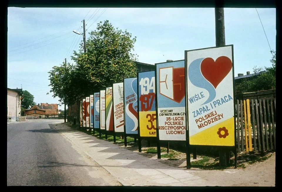 POEZJA PRZYDROŻNA. FOTOGRAFIE WŁADYSŁAWA HASIORA