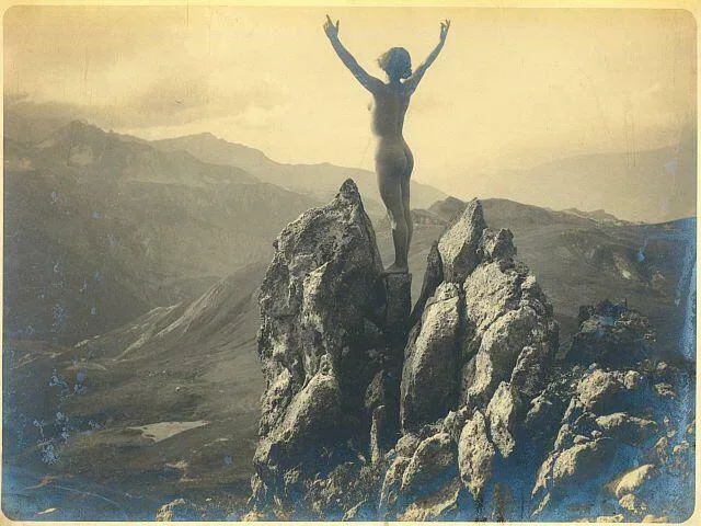 PIĘKNOŚCI W PEJZAŻU GÓRSKIM. AKT ARTYSTYCZNY. FOTOGRAFIE GEORGES-LOUIS ARLAUDA I MARCELA MEYSA