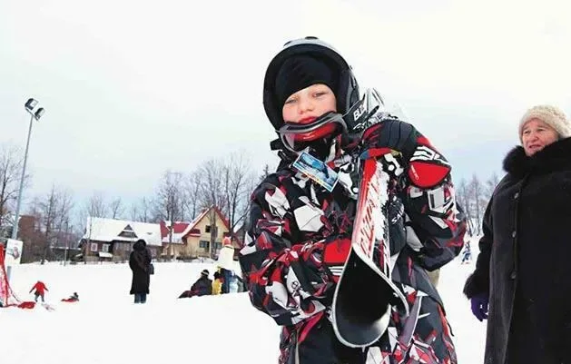 Młodzi zakopiańczycy bardzo lubią jeździć na nartach