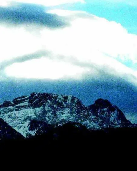 Głowy bolą, skoki niepewne, bo wieje halny