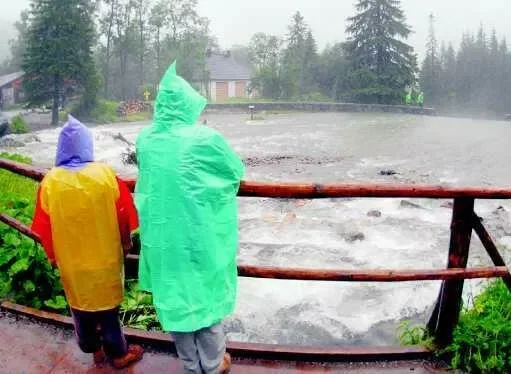 Pozrywane mostki, flisacy nie pływają