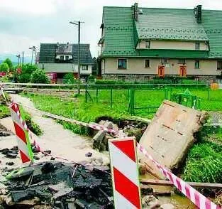 Zatkanymi rowami nie płynęła woda