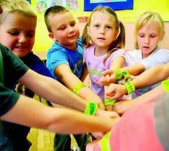 Uczniowie będą chętnie nosić opaski odblaskowe