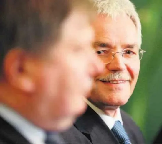 Wojewoda Kracik pije herbatę i rządzi