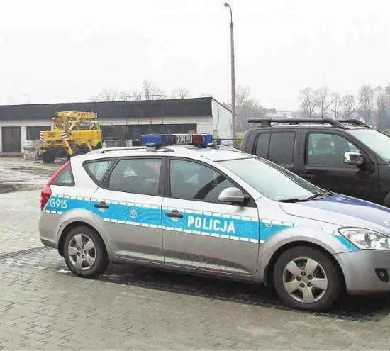 Nowotarska komenda policji ma pół parkingu