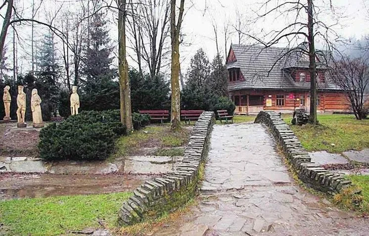 Poronin. Park wodny z muzeum Lenina w tle