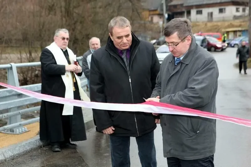 Zmodernizowany most i wnętrze remizy
