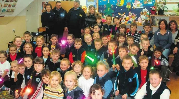 Dzieci z odblaskami na rękawie bezpieczniej dotrą zimą do domu