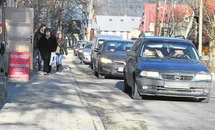 W Murzasichlu chcą chodnik przez las