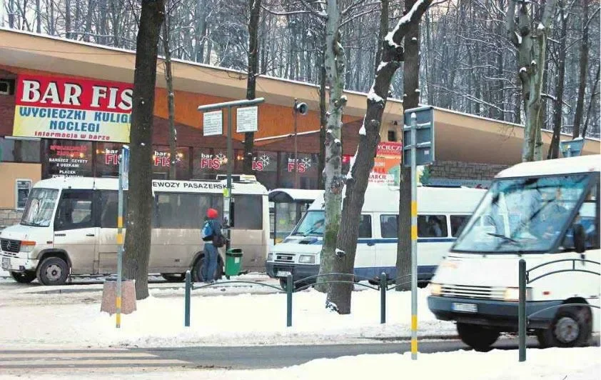 Busiarze łamią przepisy, paląc papierosy w czasie jazdy