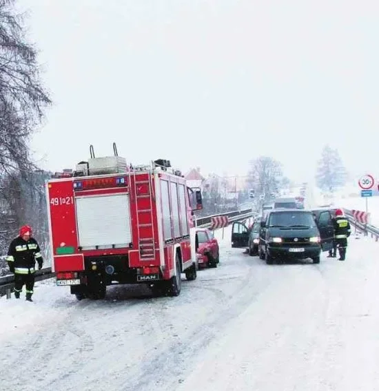 Dwa auta zderzyły się na moście w Ostrowsku