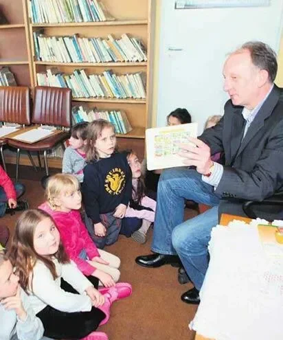 Dentysta czytał dzieciom bajki