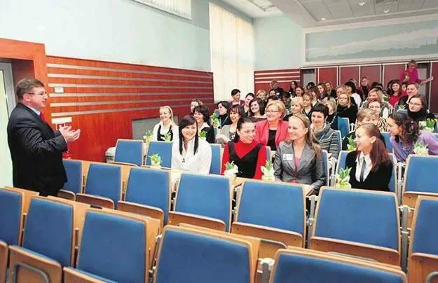 Urzędniczki z Nowego Targu dostały od burmistrza miasta kwiaty