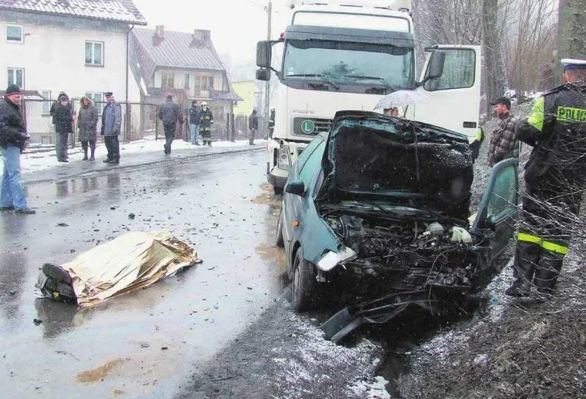 JORDANÓW. 25-latek wyprzedzał i zginął pod kołami ciężarówki