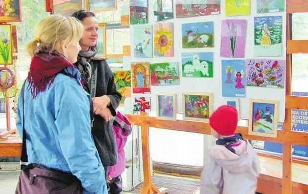 SZCZAWNICA. Dzieci malują na szkle i wystawiają swoje prace w galerii