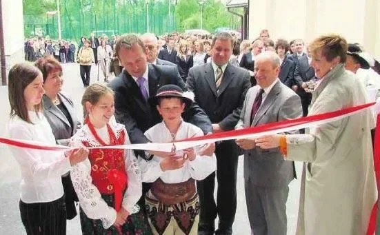 Jest nowa sala i boisko dla blisko 200 uczniów