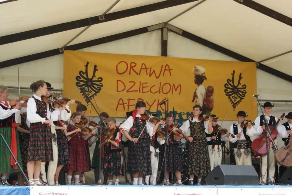 Górale zagrali dzieciom z Afryki