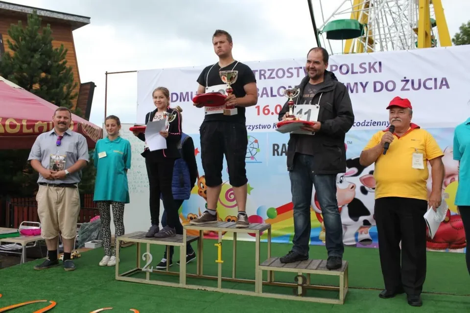 Jest nowy mistrz w dmuchaniu balona z gumy do żucia. Damian Budek jak Anita Włodarczyk