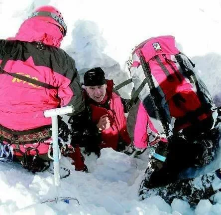 Himalaista Artur Hajzer uratował się z lawiny