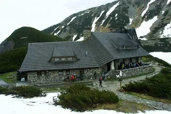 Schronisko w Dolinie Pięciu Stawów Polskich (1668 m.n.p.m.)