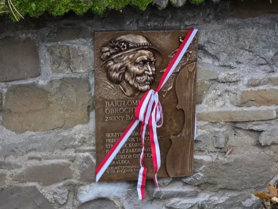 Pamięć zapisana w brązie. Na Pęksowym Brzyzku odsłonięto tablicę poświęconą Bartusiowi Obrochcie
