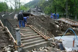 Są schody, może będzie dwór
