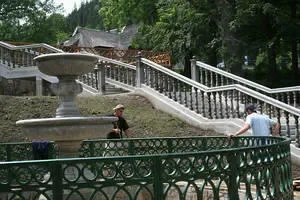 Są schody, jest fontanna