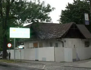 Przy wjeździe do miasta: góralska rudera