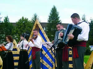 Kapele i śpiewacy walczą o Zbyrkadła
