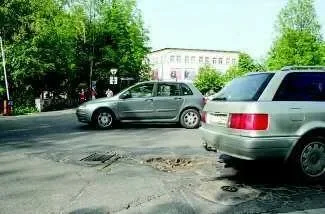 Miesięczny poślizg w łataniu dziurawych ulic