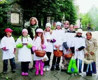 Wolontariusze rozdawali cebulki żonkili, by pomóc chorym z hospicjum