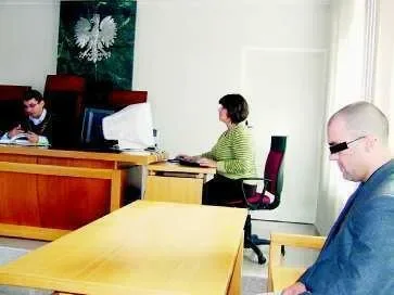 Teraz sąd zdecydował, że trzeba powołać biegłego, który wyceni zniszczone plakaty