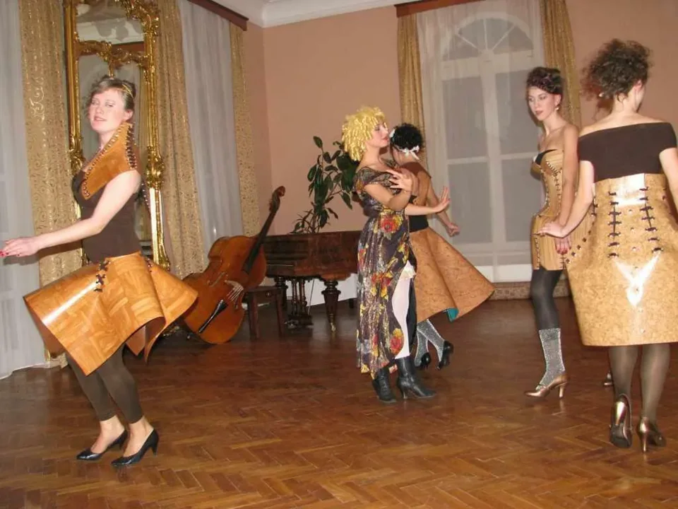 Średniowieczna moda w sali roccoco