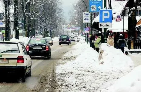 Zakopane śniegiem zasypane, z wielkimi pryzmami na wszystkich miejskich parkingach