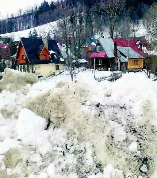 Zakopane ginie w hałdach śniegu