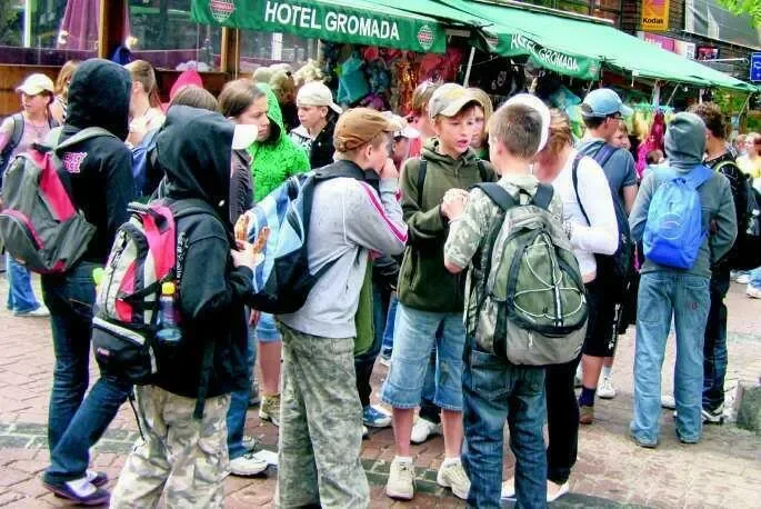Wycieczki szkolne zalały Zakopane. Na Krupówkach tłok, na parkingach pełno autobusów