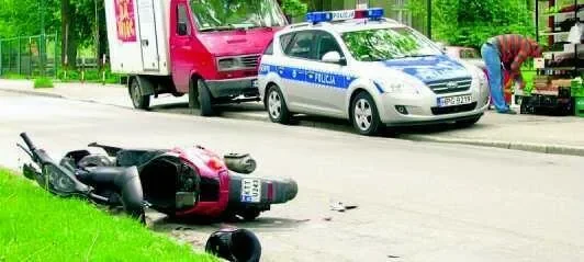 Terenowe auto wjechało w jadącego prawidłowo kierowcę skutera