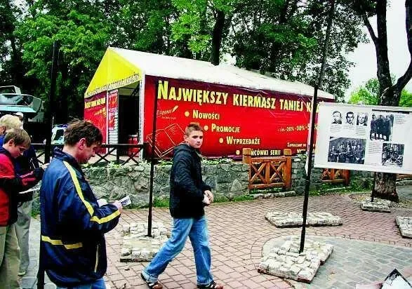 Usunął wystawę, bo zasłaniała symulator